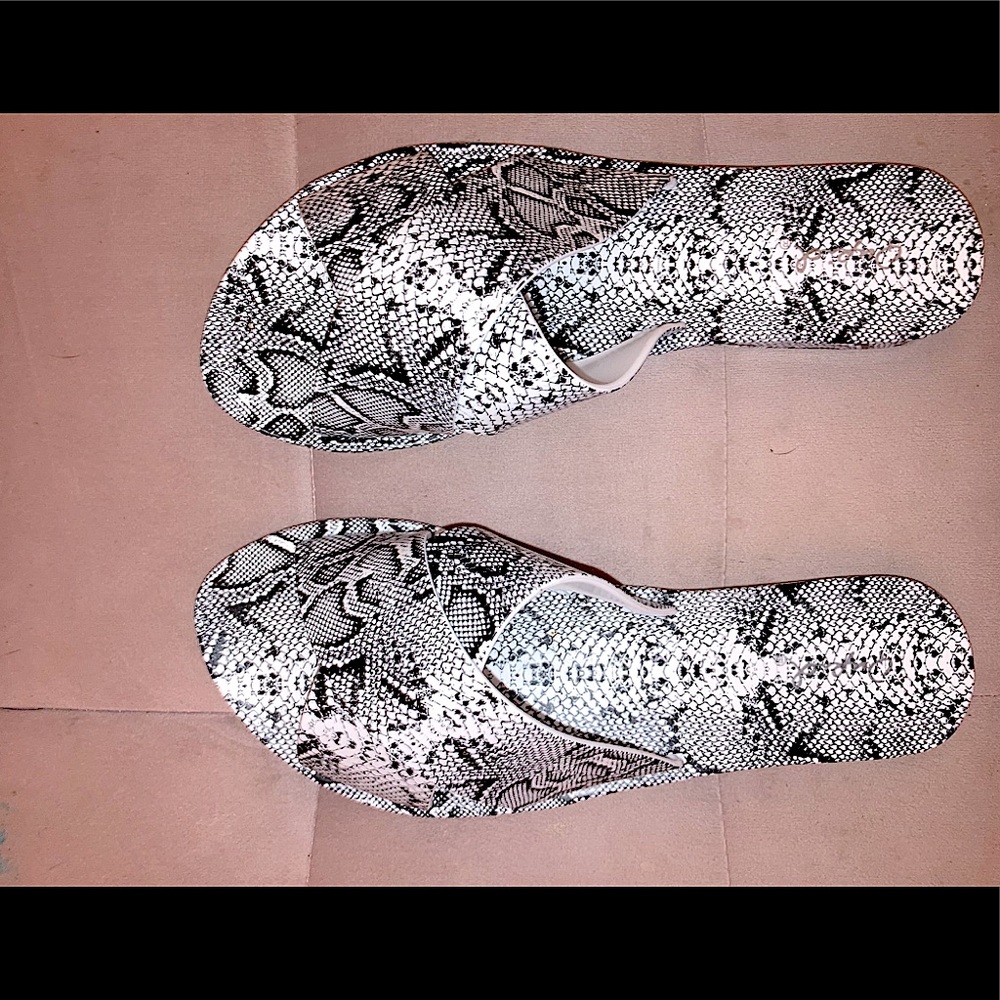 Snake design sandals